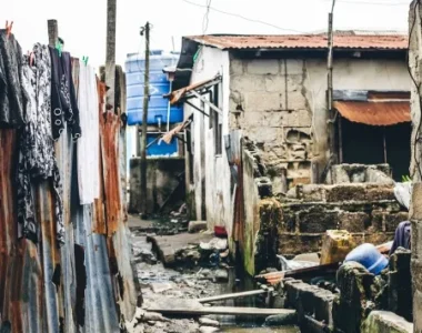 favela-falta-de-saneamento-1697828617711_v2_450x450.jpg